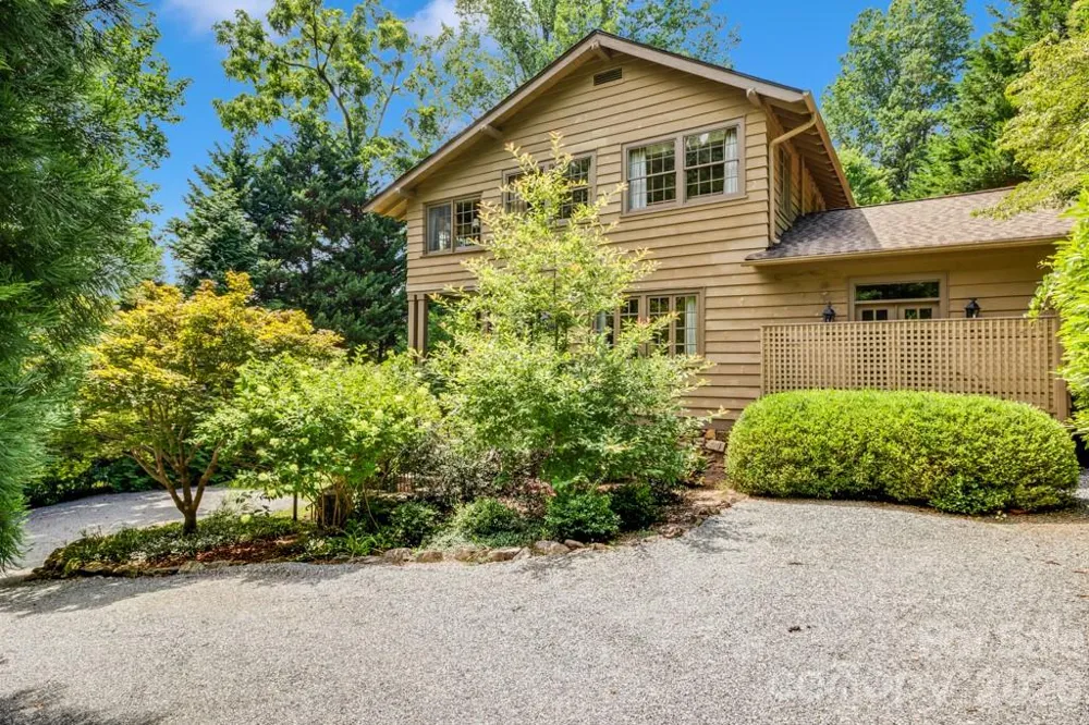 75 Charles Street Saluda, NC 28773