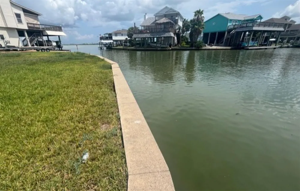 422 Tahiti Road Tiki Island, TX 77554
