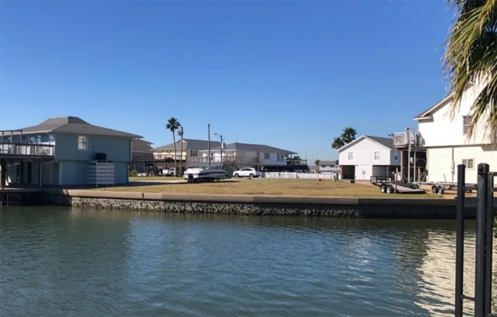 422 Tahiti Road Tiki Island, TX 77554