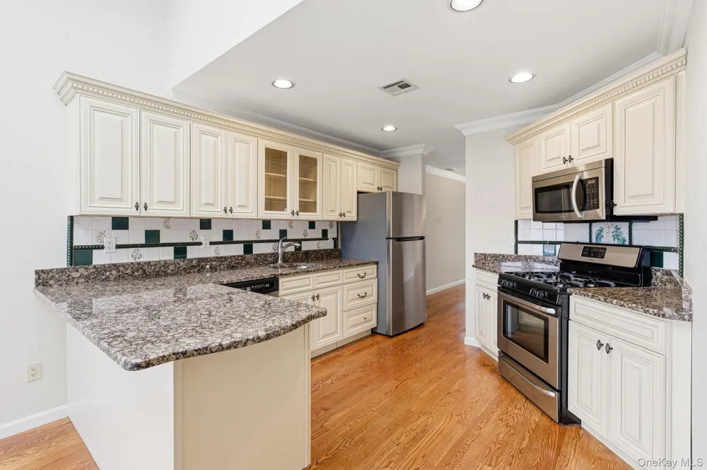 19 The Circle #19 Glen Head, NY 11545