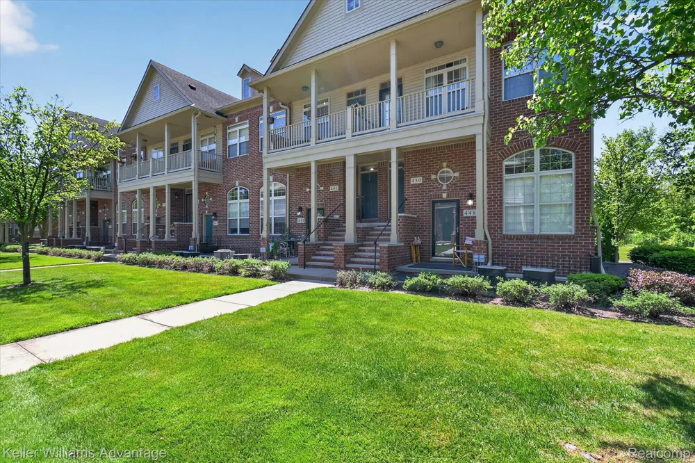 446 Old Pine Way Walled Lake City, MI 48390