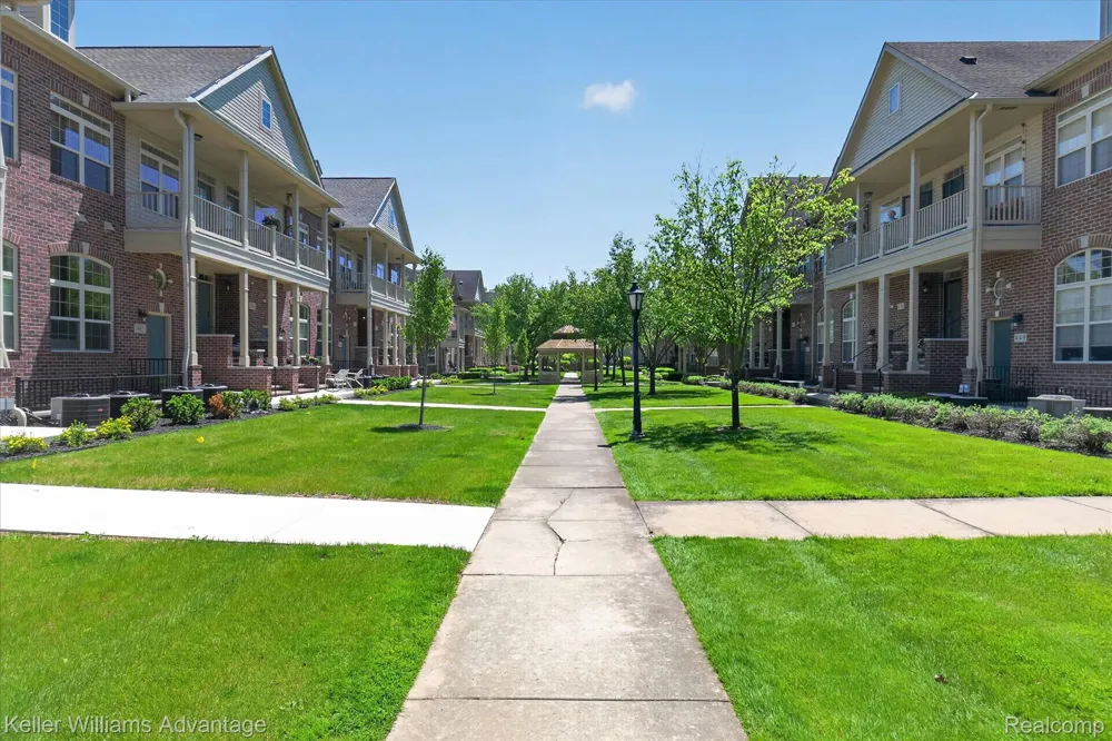 446 Old Pine Way Walled Lake City, MI 48390