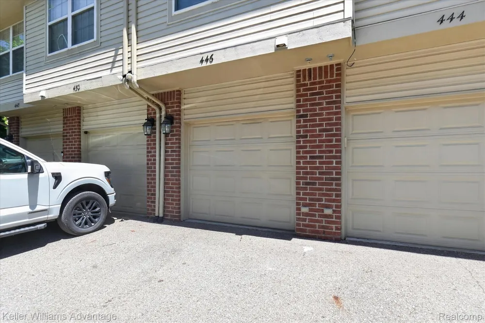 446 Old Pine Way Walled Lake City, MI 48390