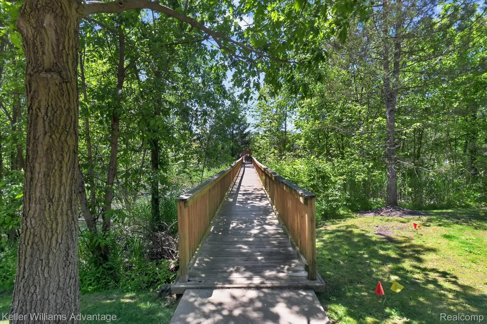 446 Old Pine Way Walled Lake City, MI 48390