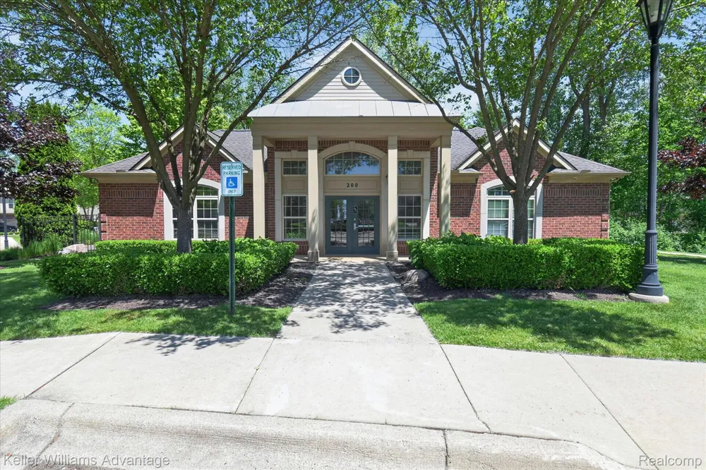 446 Old Pine Way Walled Lake City, MI 48390