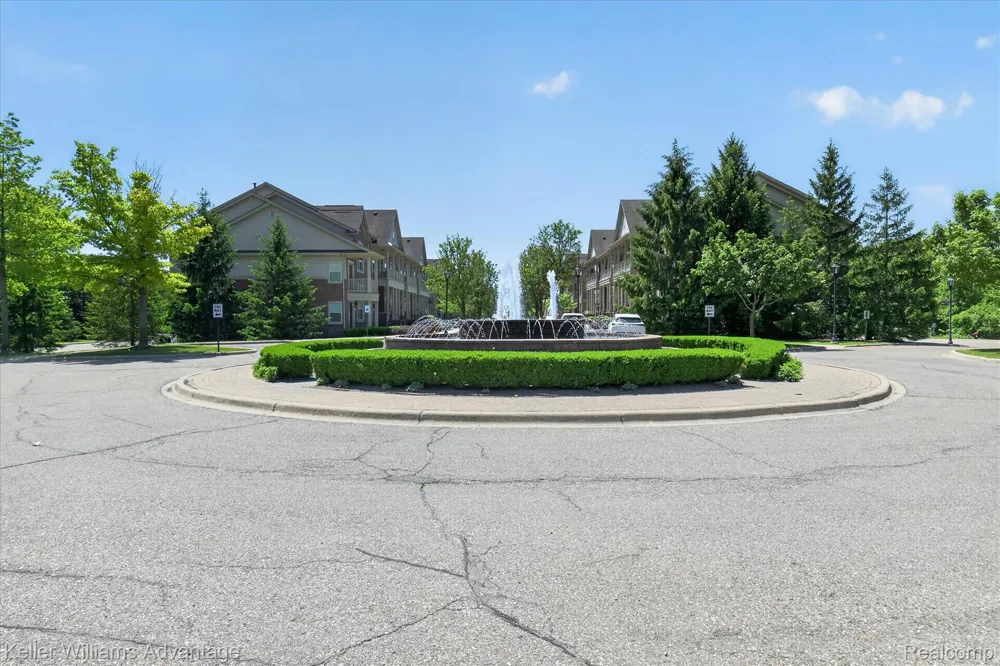 446 Old Pine Way Walled Lake City, MI 48390