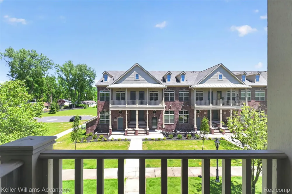 446 Old Pine Way Walled Lake City, MI 48390