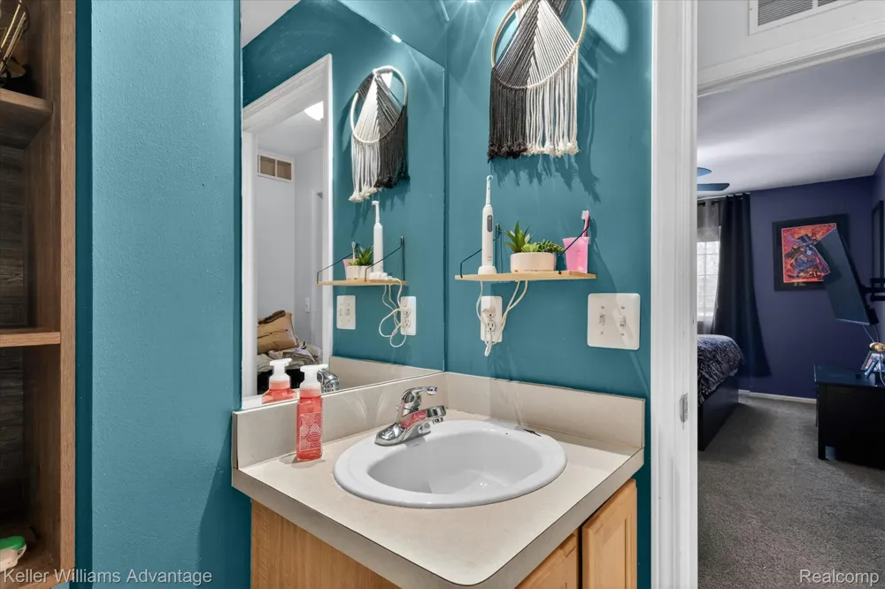 446 Old Pine Way Walled Lake City, MI 48390