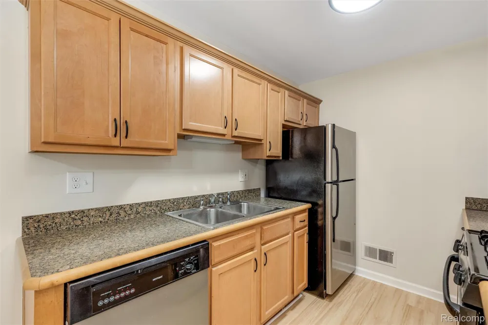 40526 Newport Drive Plymouth Charter Township, MI 48170