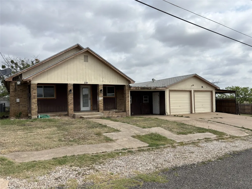 214 E Fourth Henrietta, TX 76365