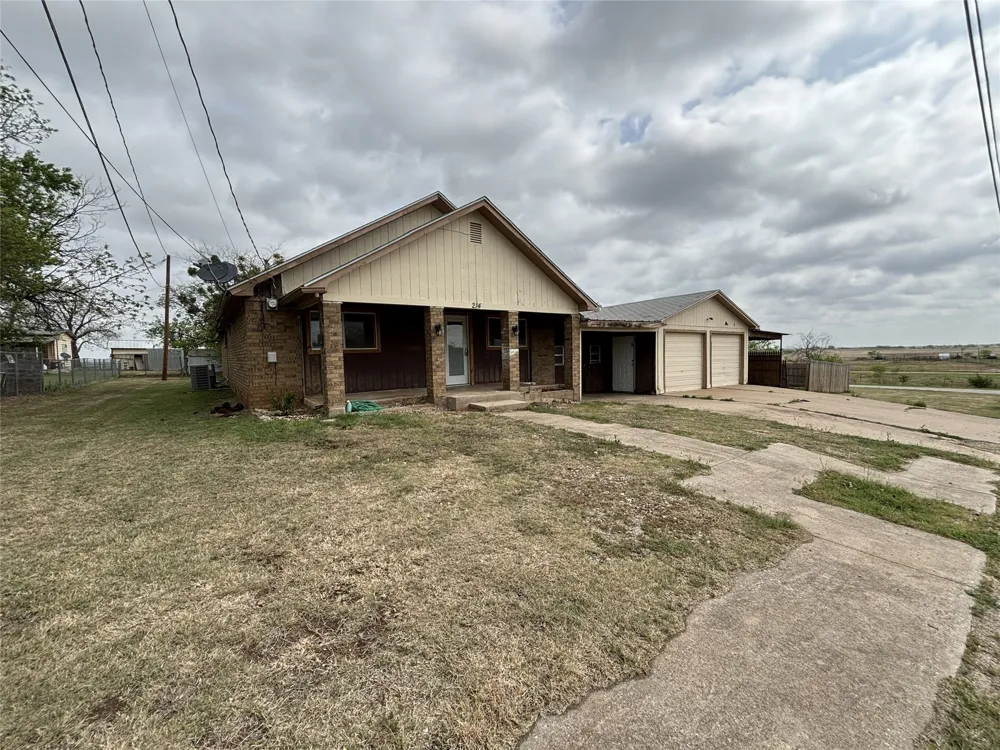214 E Fourth Henrietta, TX 76365