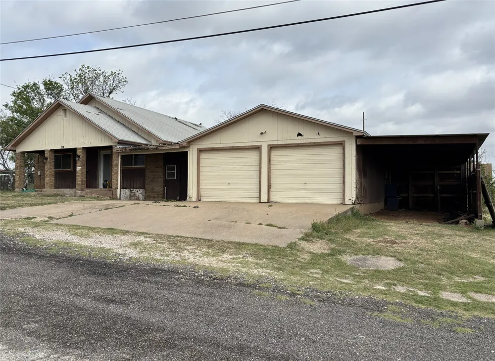 214 E Fourth Henrietta, TX 76365