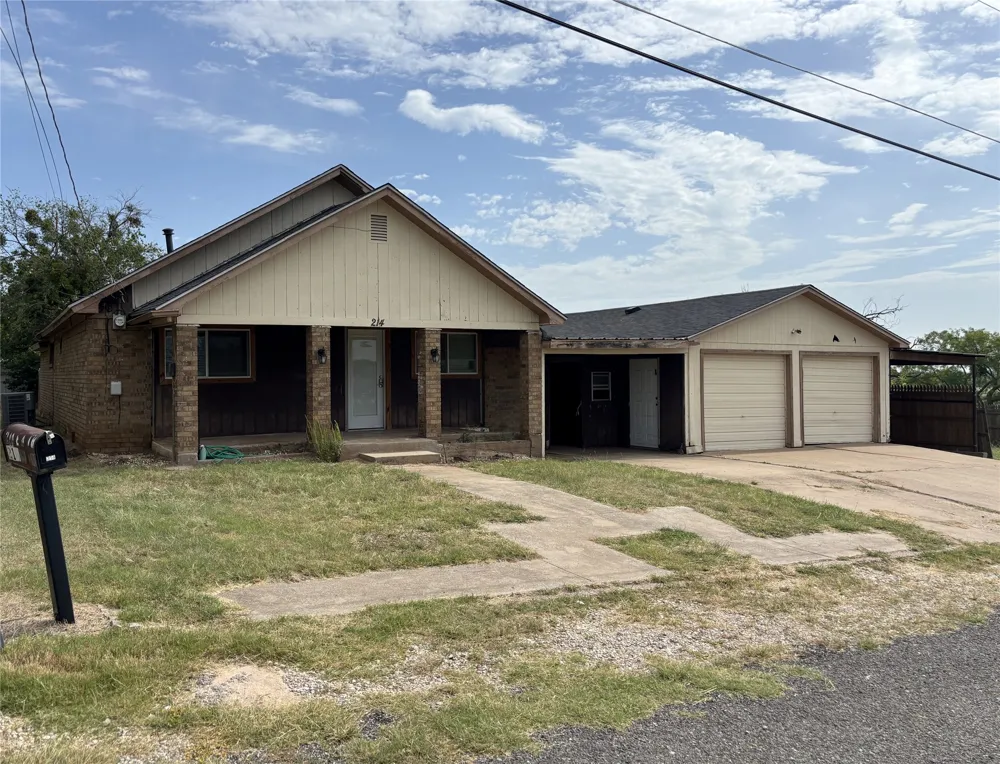 214 E Fourth Henrietta, TX 76365