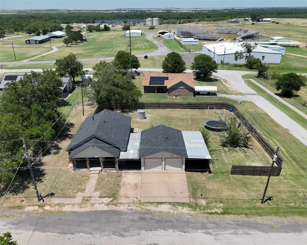 214 E Fourth Henrietta, TX 76365