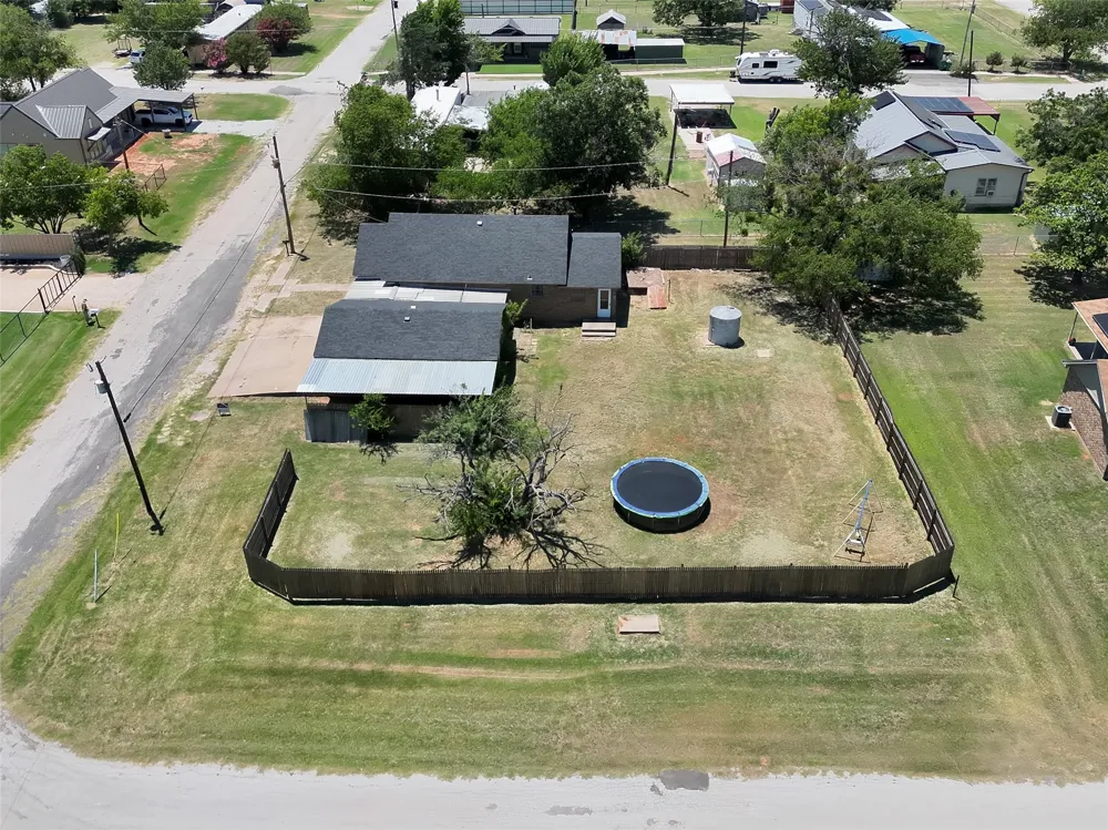 214 E Fourth Henrietta, TX 76365