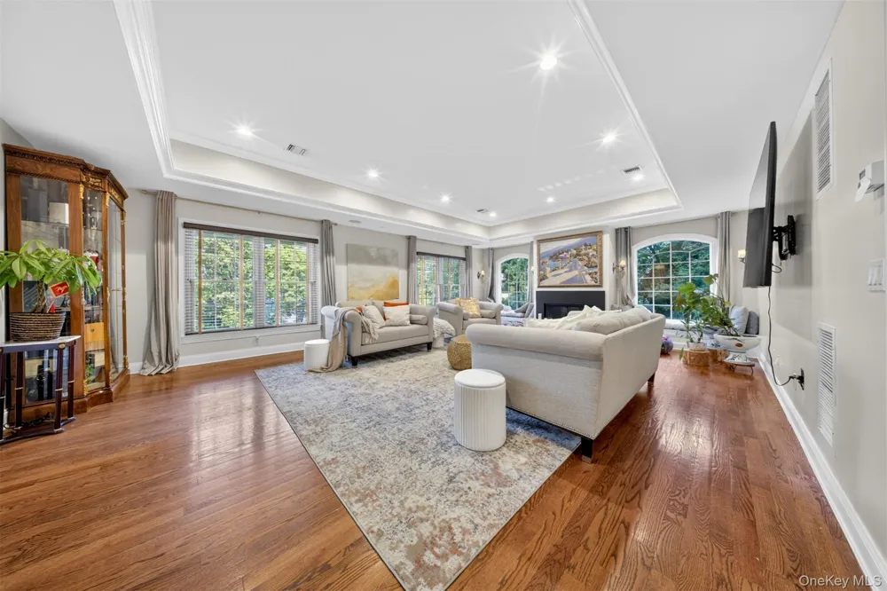 125 Mimosa Drive East Hills, NY 11576