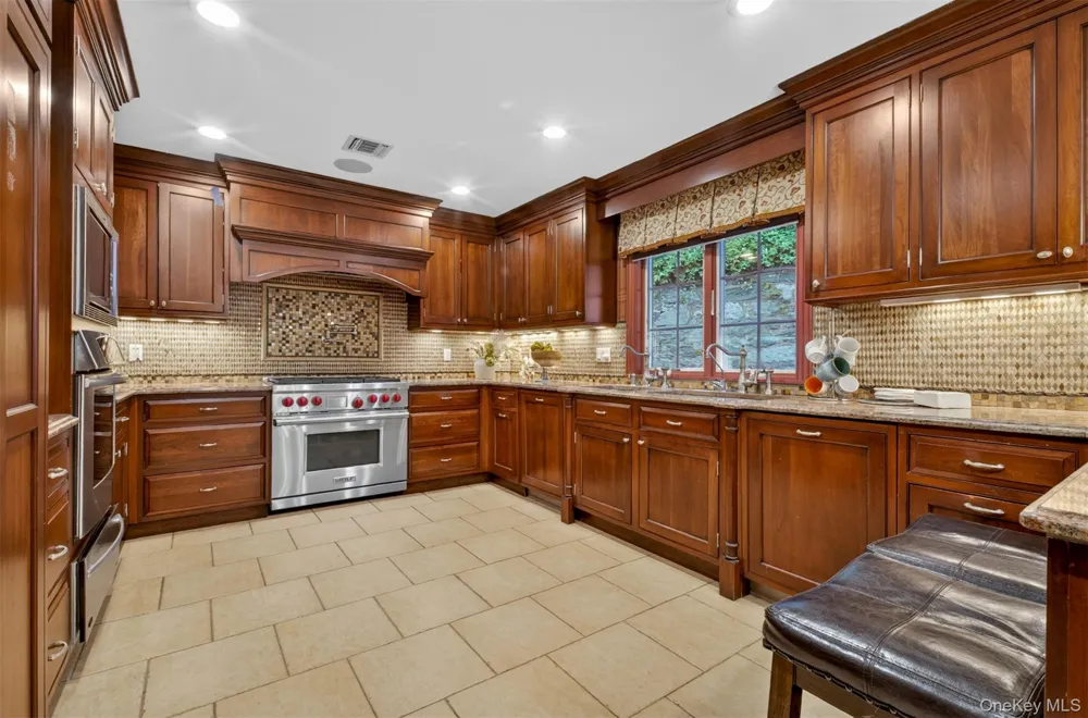 125 Mimosa Drive East Hills, NY 11576