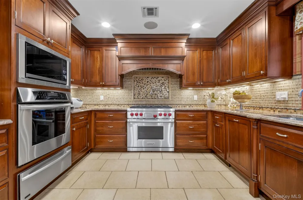 125 Mimosa Drive East Hills, NY 11576