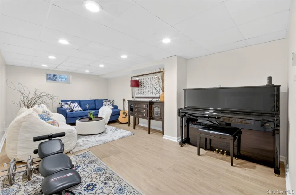 125 Mimosa Drive East Hills, NY 11576