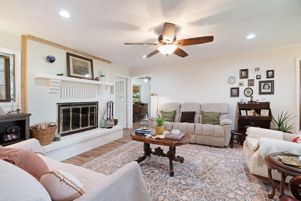 848 CR 15300 Deport, TX 75435