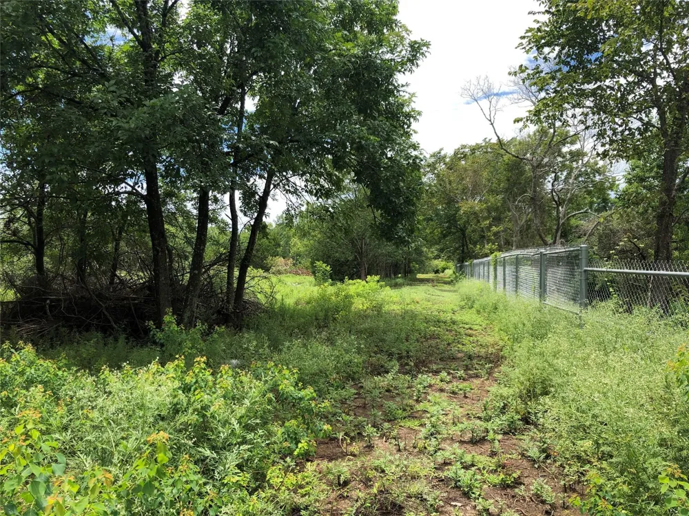 1 Steele Road Highlands, TX 77562