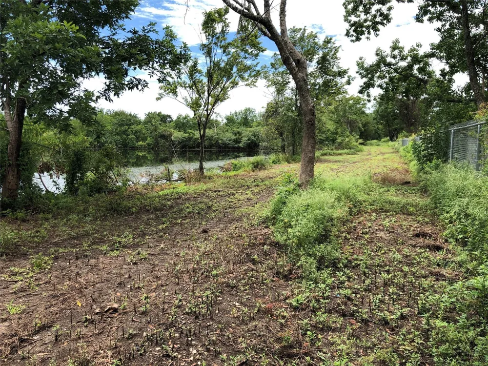 1 Steele Road Highlands, TX 77562