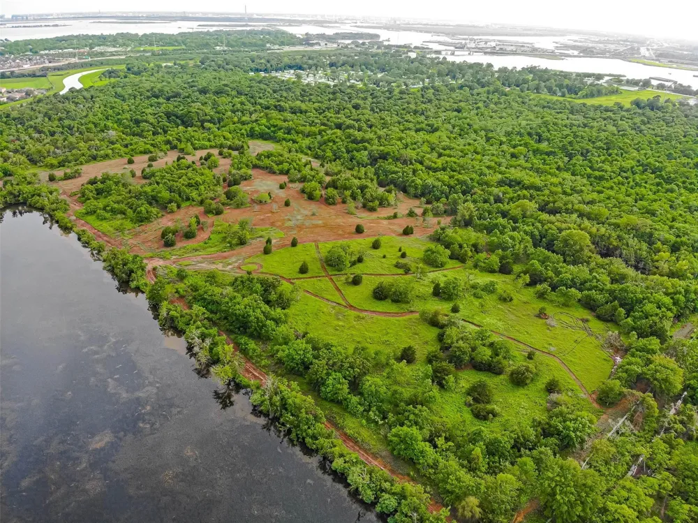 1 Steele Road Highlands, TX 77562