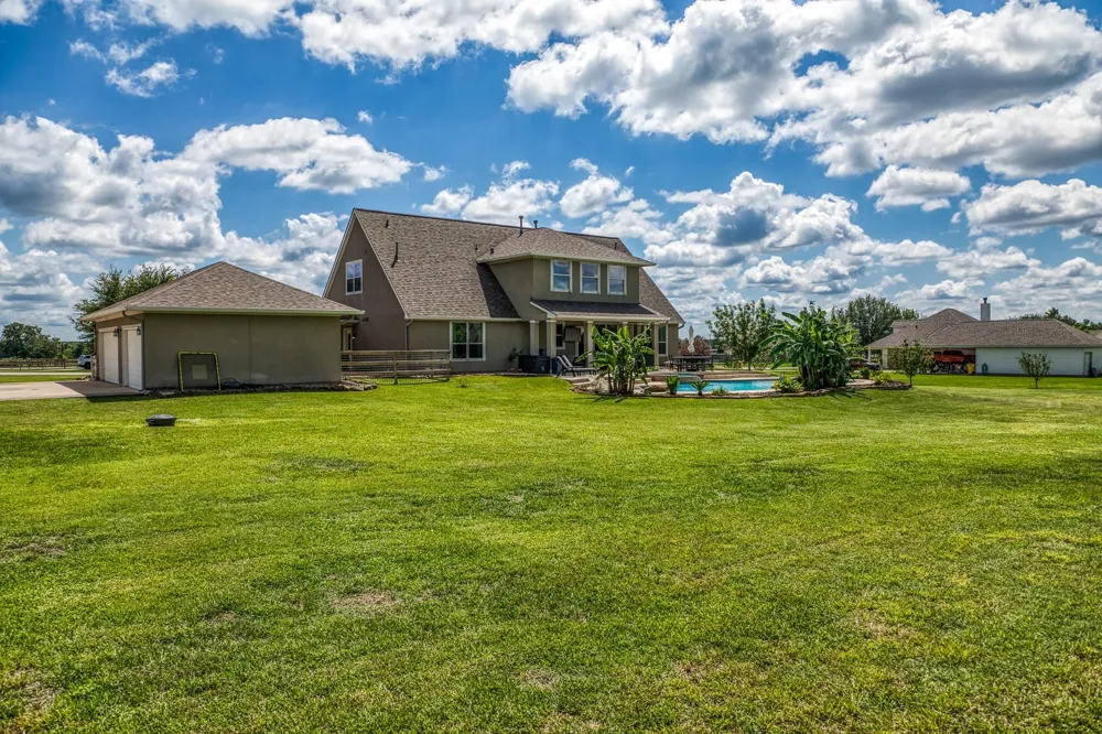 586 Ruby Drive Bellville, TX 77418