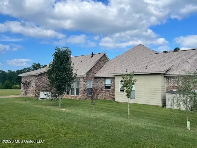 1018 Fairway Cove Mccomb, MS 39648