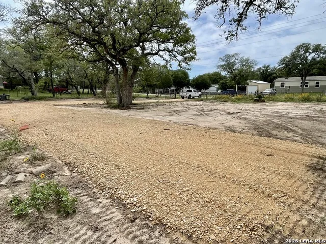 204 HICKORY HILL DR La Vernia, TX 78121