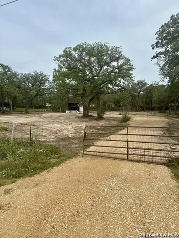 204 HICKORY HILL DR La Vernia, TX 78121