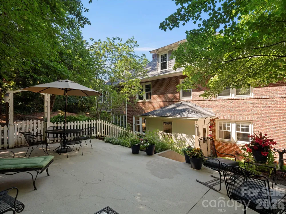 19 Blackwood Road Asheville, NC 28804