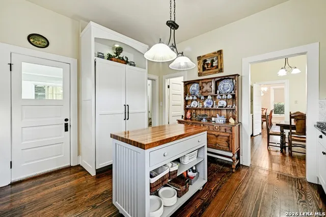 403 E BOWIE Luling, TX 78648