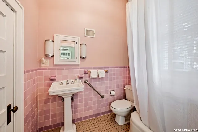 403 E BOWIE Luling, TX 78648