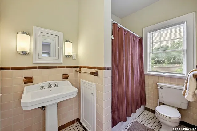 403 E BOWIE Luling, TX 78648
