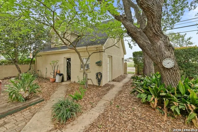 403 E BOWIE Luling, TX 78648