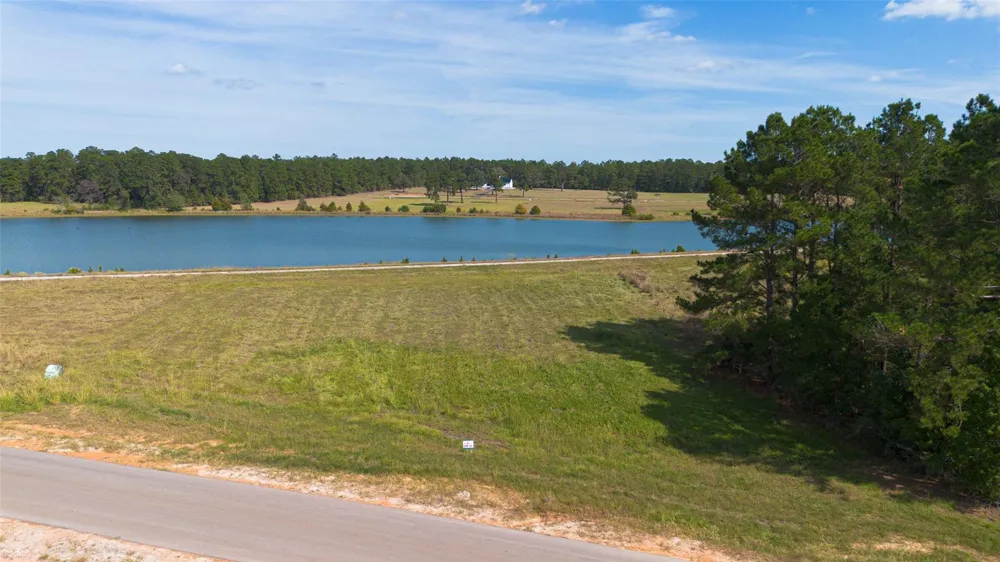 42 Lakeland Drive Hillister, TX 77624