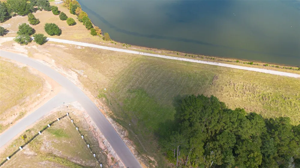 42 Lakeland Drive Hillister, TX 77624