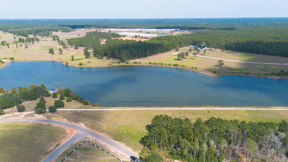 42 Lakeland Drive Hillister, TX 77624