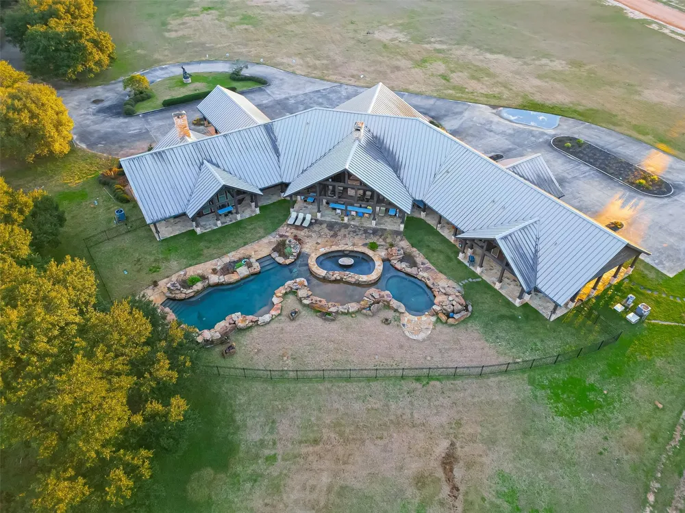 42 Lakeland Drive Hillister, TX 77624