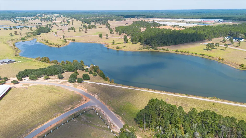 42 Lakeland Drive Hillister, TX 77624