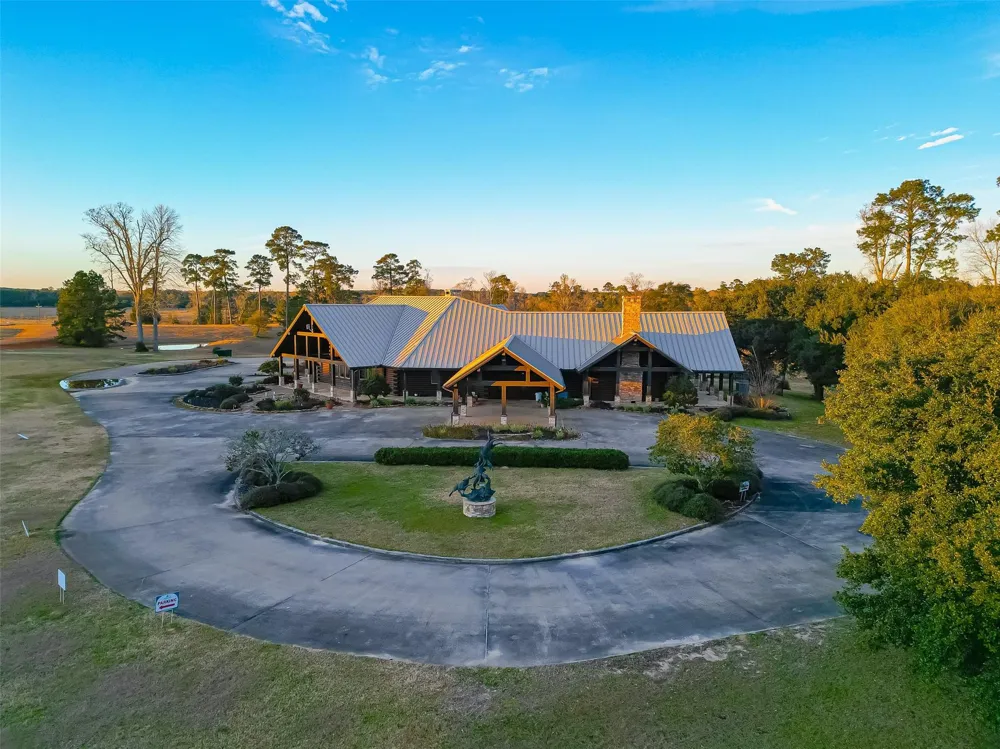 42 Lakeland Drive Hillister, TX 77624