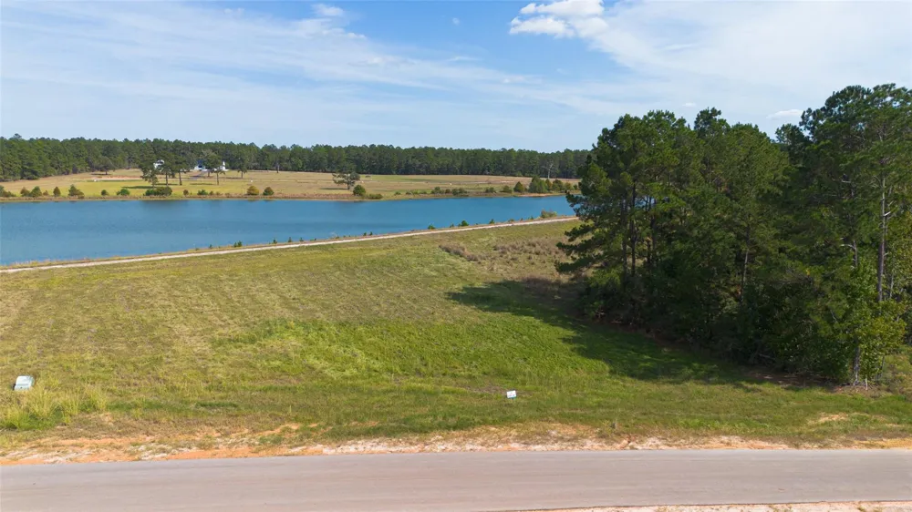 42 Lakeland Drive Hillister, TX 77624