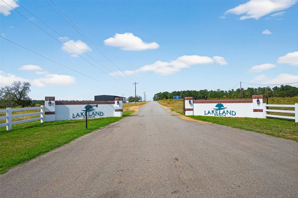 42 Lakeland Drive Hillister, TX 77624