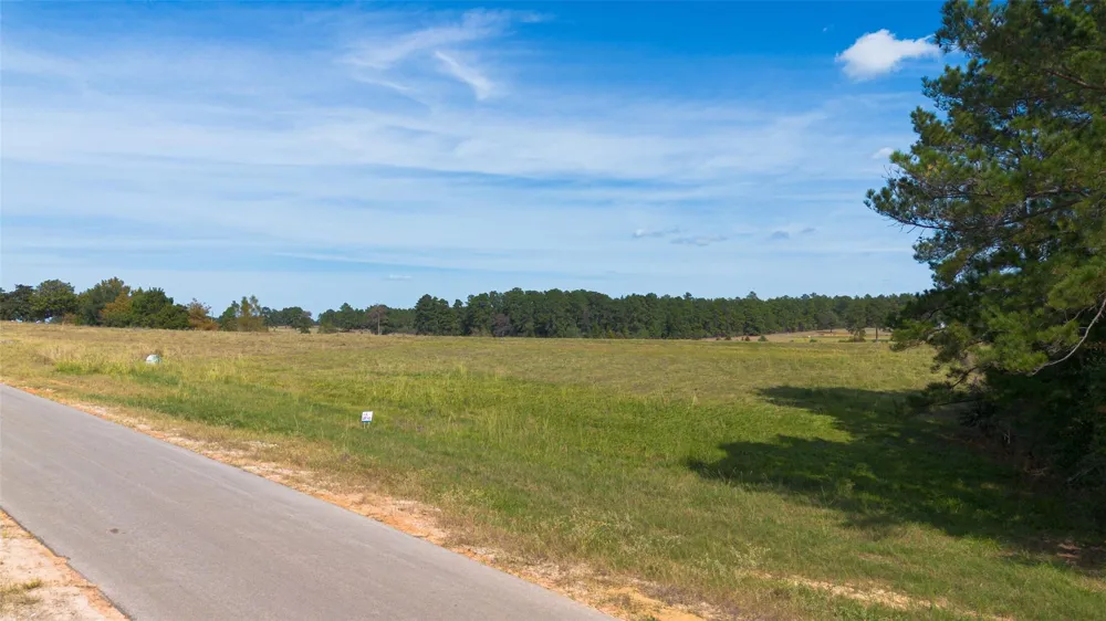 42 Lakeland Drive Hillister, TX 77624