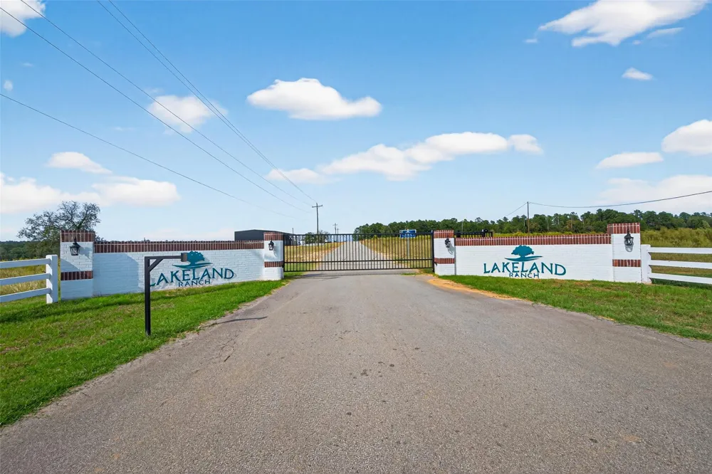 42 Lakeland Drive Hillister, TX 77624