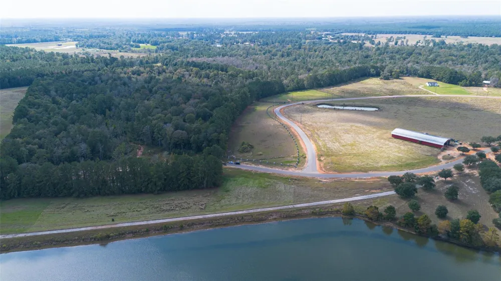 42 Lakeland Drive Hillister, TX 77624