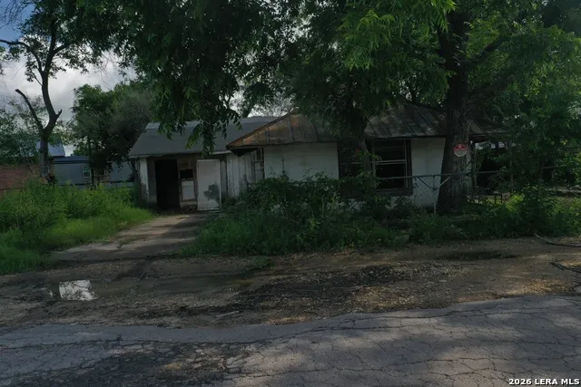 610 W Moore Ave Devine, TX 78016