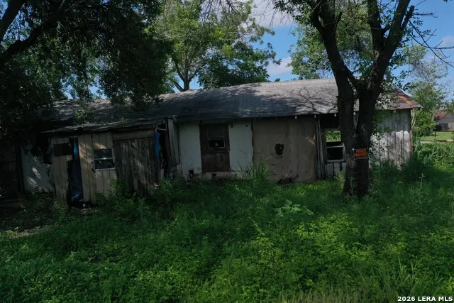 610 W Moore Ave Devine, TX 78016