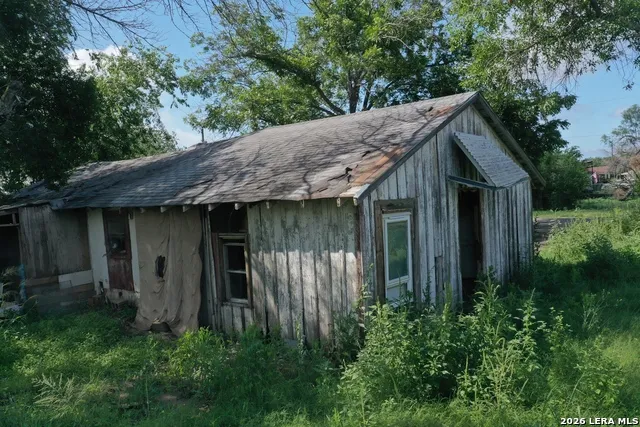 610 W Moore Ave Devine, TX 78016
